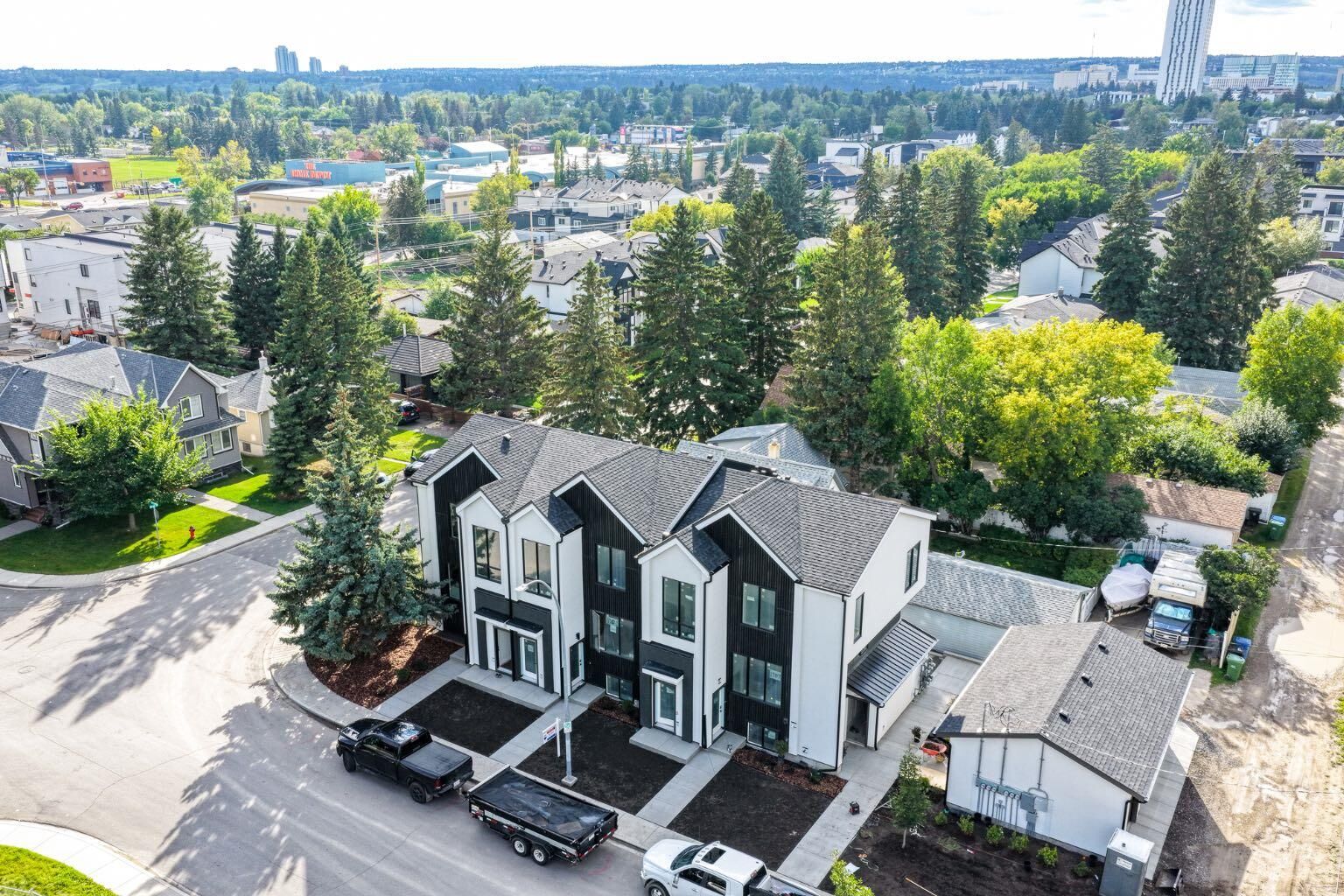 Property Photo:  1903B 17 Street NW  AB T2M 5B4 