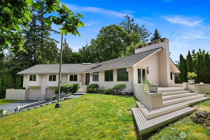 Property Photo:  208  Hawthorn Road  WA 98225 