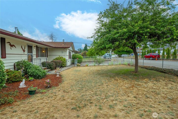 Property Photo:  17825  111th Avenue SE  WA 98055 