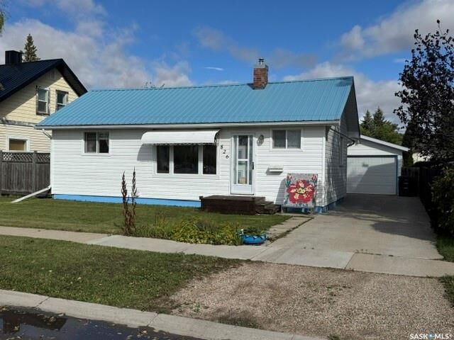 Property Photo: 826 10th Street SK S0K 2A0