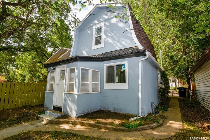 Property Photo:  1626 19th Street W  SK S7M 1C6 