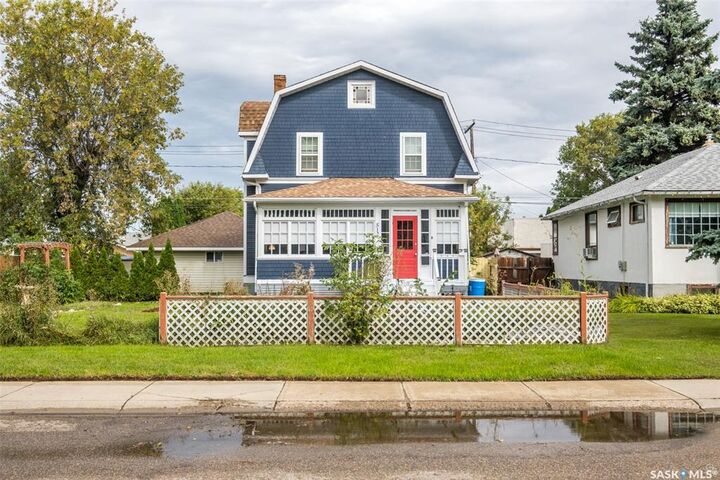 Property Photo:  512 12th Street W  SK S6V 3C2 