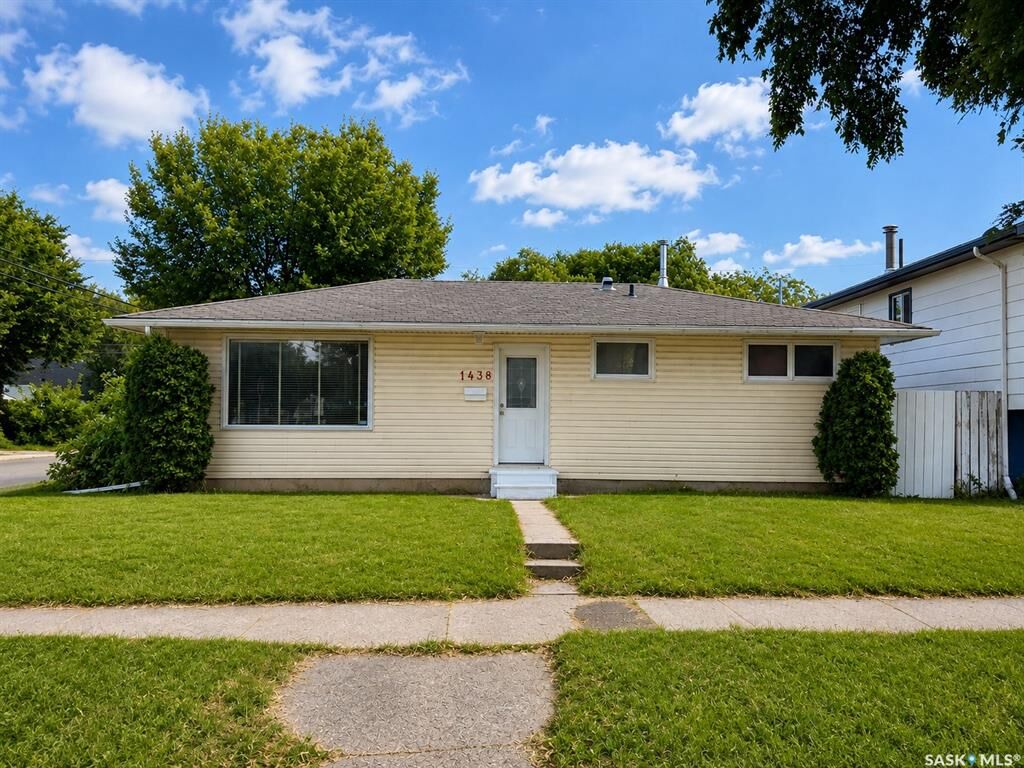 Property Photo:  1438 D Avenue N  SK S7L 1P4 