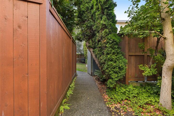 Property Photo:  444 Michigan St #2  BC V8V 1R5 