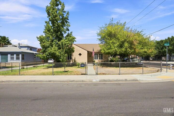 Property Photo: 2600 5th Street CA 93304