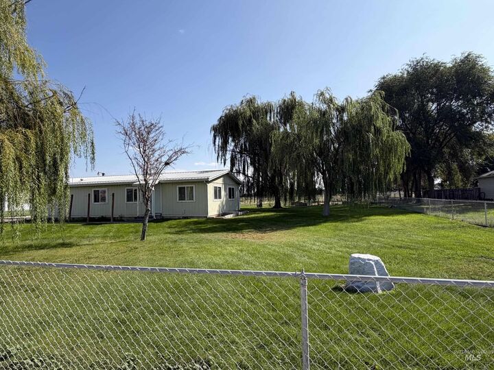 Property Photo: 1203 Erlebach Way OR 97914