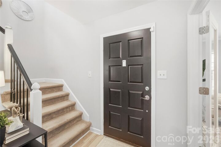 Property Photo: 6816 Dumbarton Drive NC 28210