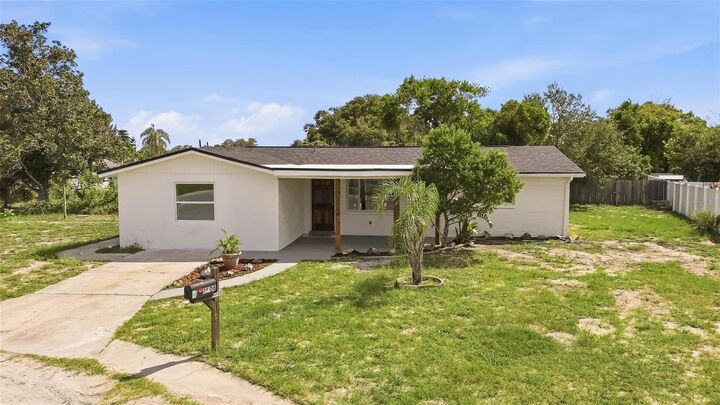 Property Photo: 2608 Akita Place FL 34691