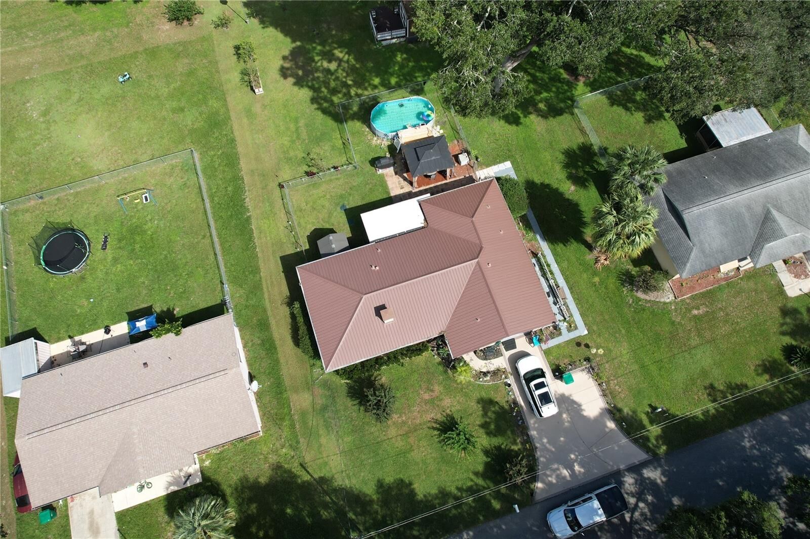 Property Photo: 605 First Avenue FL 32159
