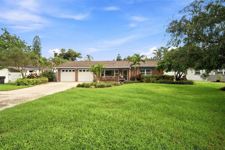 Property Photo:  526 S Larry Circle  FL 33511 