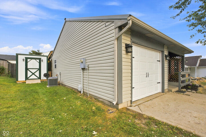 Property Photo: 4865 Hunters Run IN 47201
