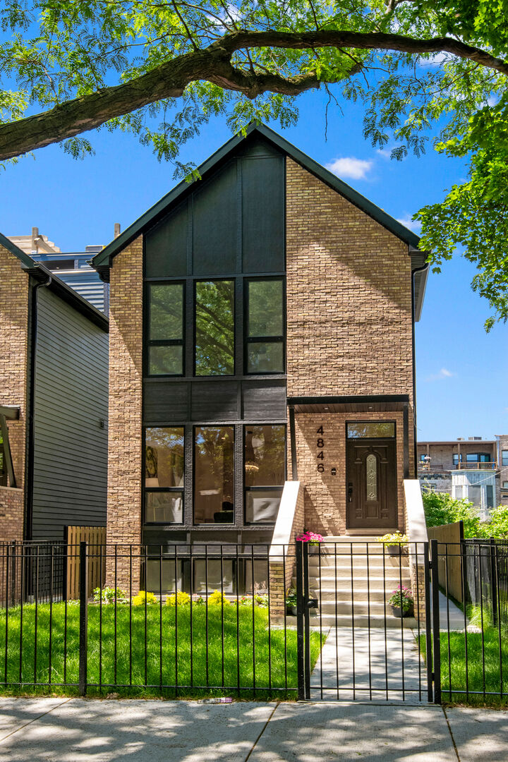 Property Photo: 4844 N Hermitage Avenue IL 60640