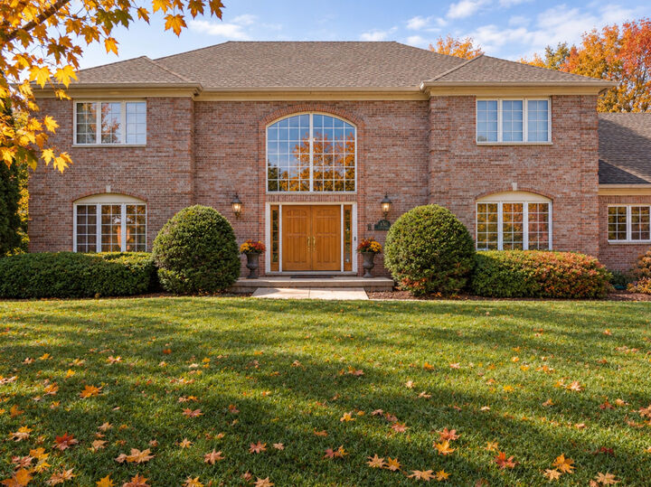 Property Photo:  130 N Buckingham Drive  IL 60554 