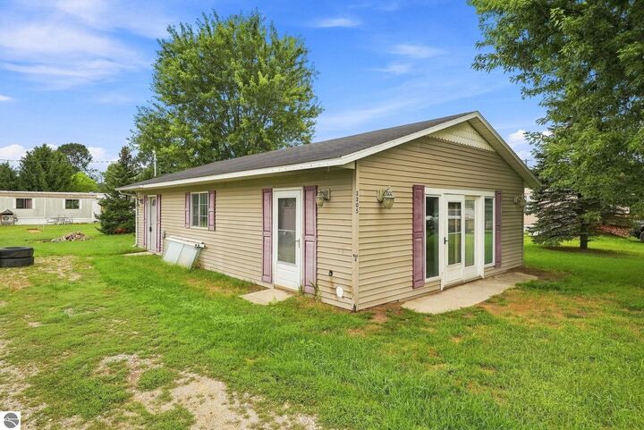 Property Photo: 3305 N 3 1/2 Road MI 49668