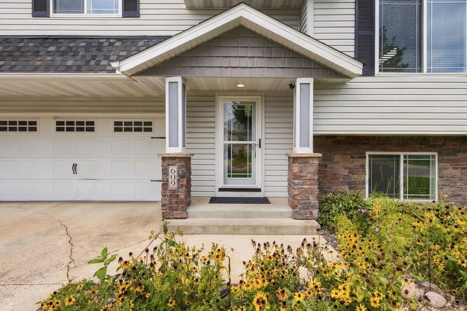 Property Photo: 609 Ingalls Drive MN 55313