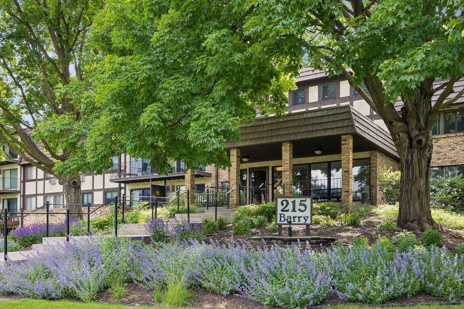 Property Photo:  215 Barry Avenue S 217  MN 55391 