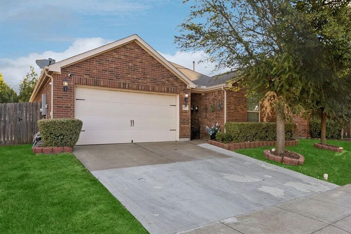 Property Photo:  437 Buoy Drive  TX 76036 