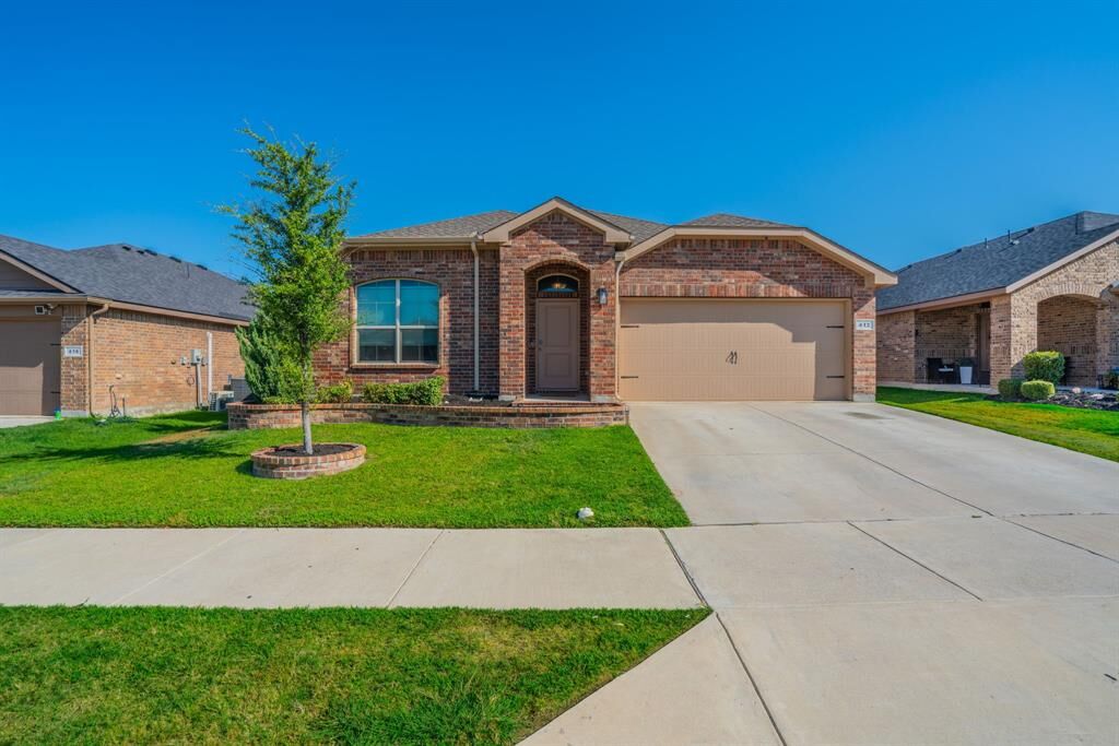 Property Photo:  412 Foxhunter Street  TX 76131 