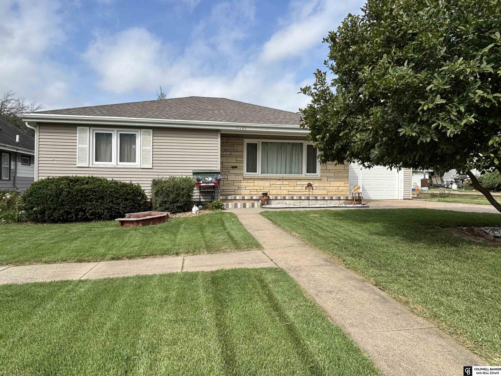 Property Photo: 1421 Pine Street NE 68066