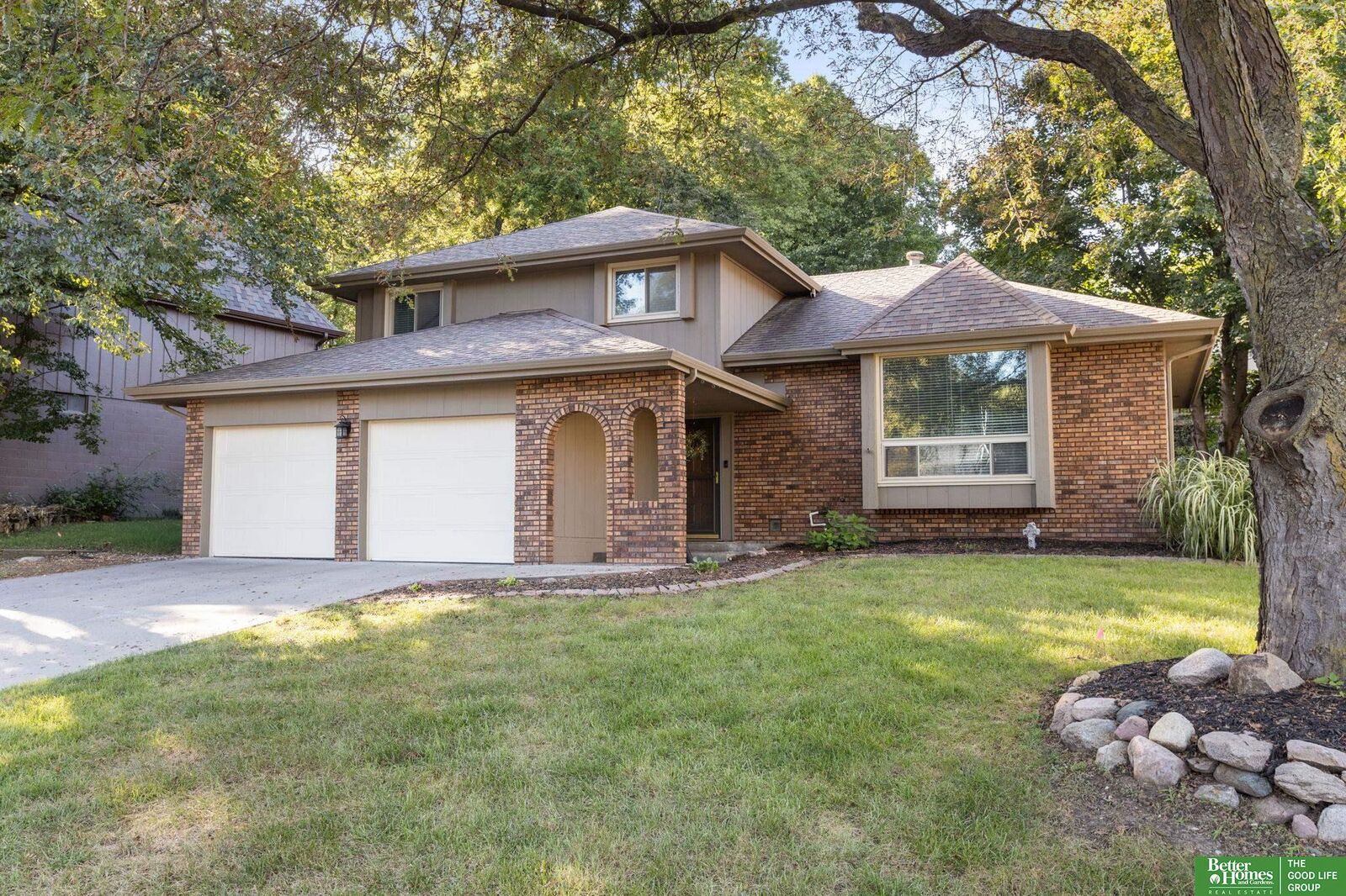 Property Photo:  910 Wolf Lane  NE 68005 