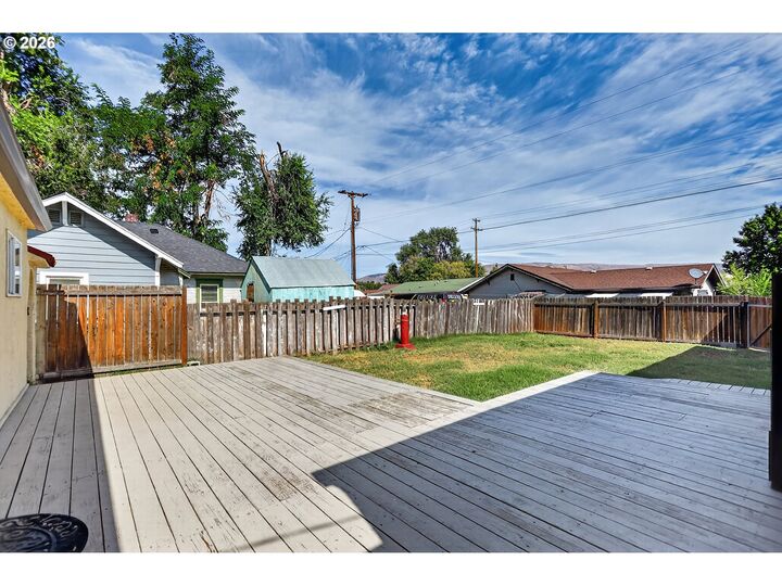 Property Photo: 2017 W 9th Pl OR 97058