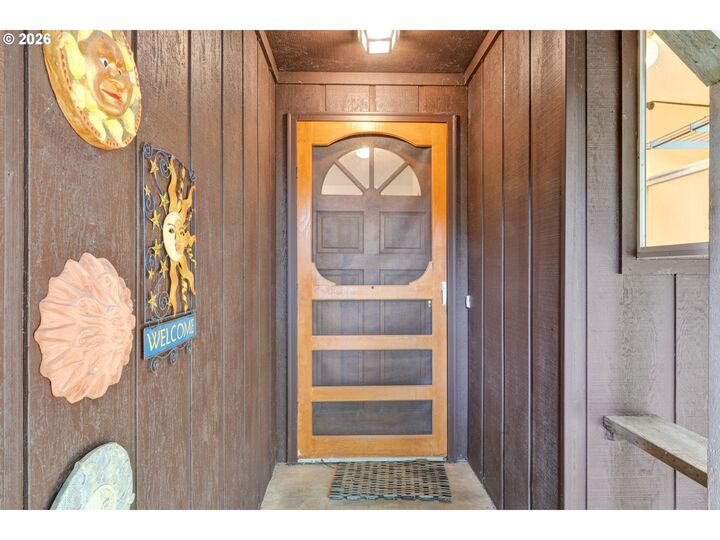 Property Photo: 600 Queens Ct OR 97449