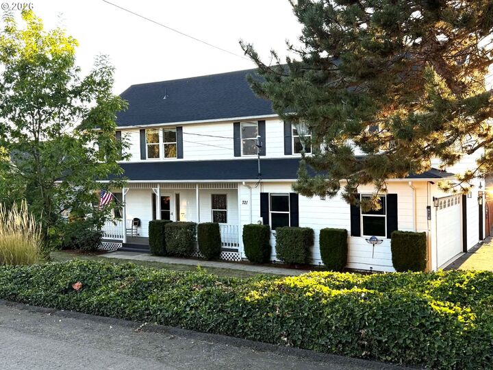 Property Photo: 721 S Park St OR 97111