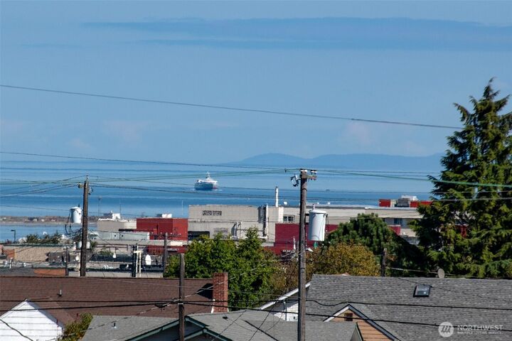 Property Photo: 1026 E Sixth Street WA 98362