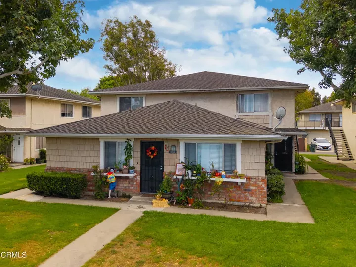 Property Photo:  684 W Hemlock Street  CA 93041 