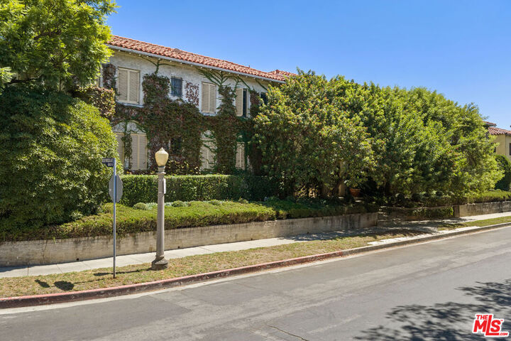 Property Photo:  450 N Sycamore Ave, Unit 4  CA 90036 