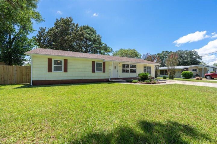Property Photo:  222 NW Moriarty Street  FL 32548 