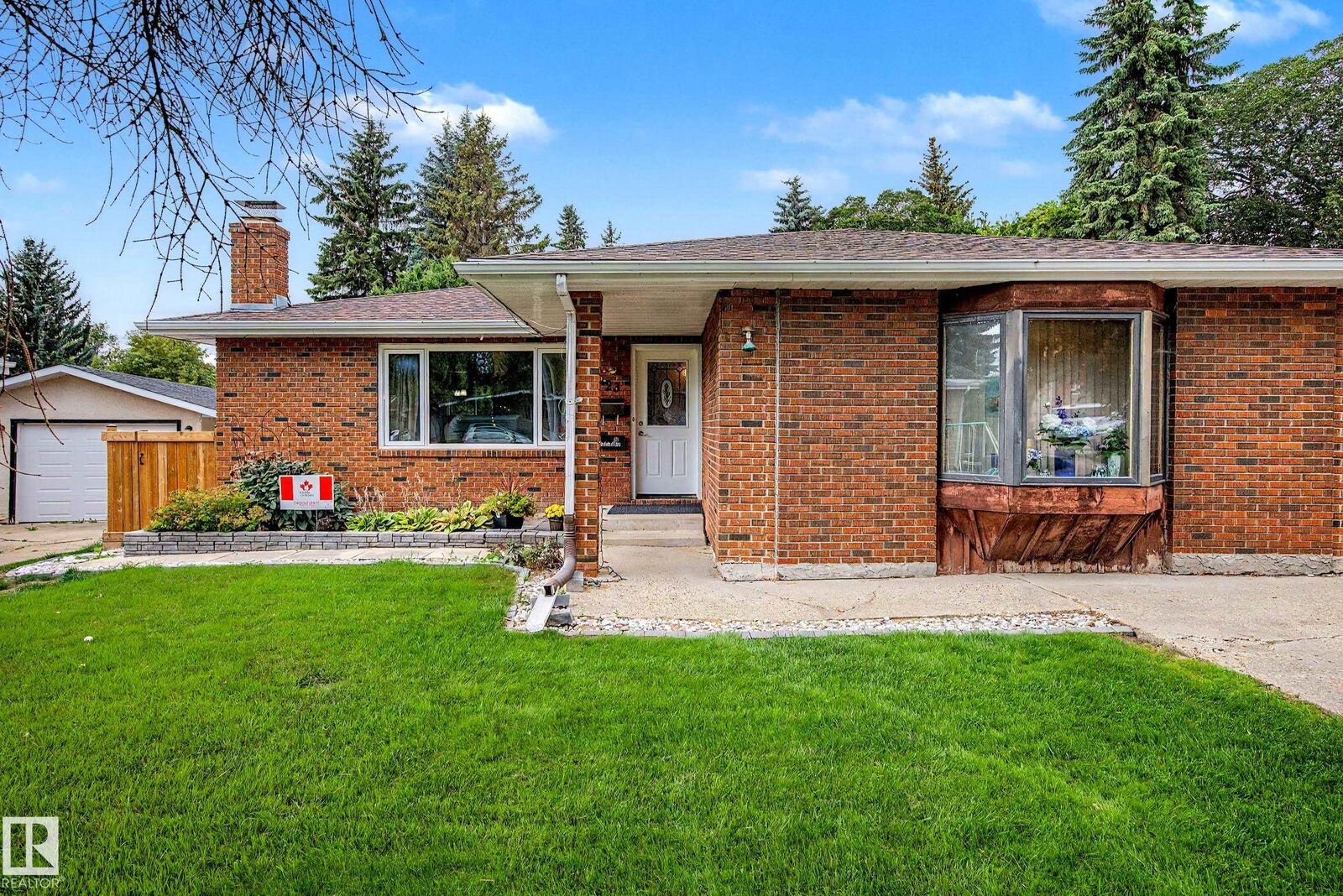 Property Photo: 23 Montcalm Crescent AB T8N 2C8