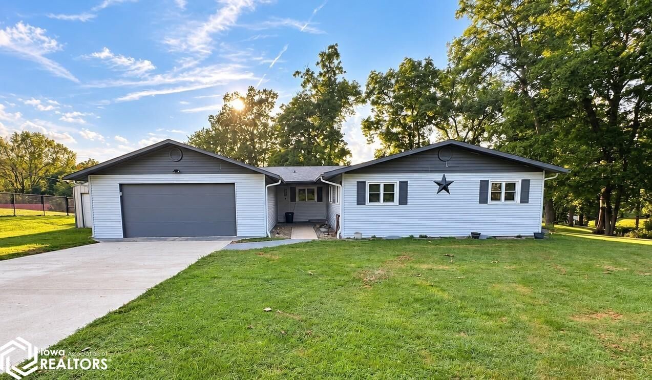 Property Photo:  207 Hillcrest  IL 62341 