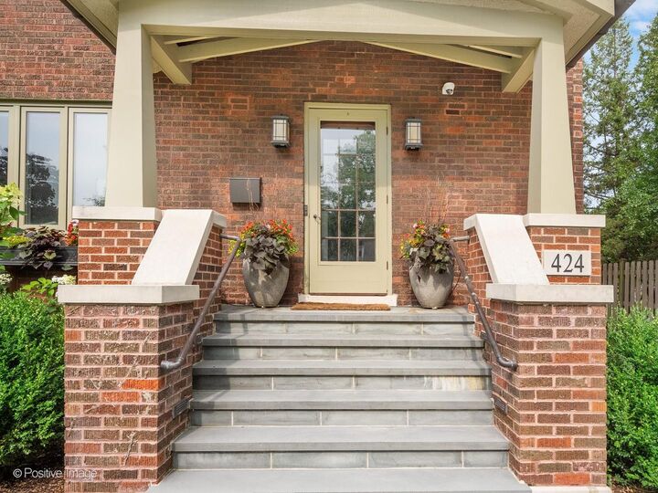 Property Photo: 424 Blackstone Avenue IL 60525