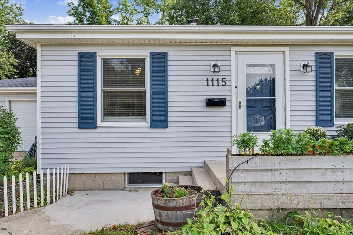 Property Photo:  1115 Hovey Avenue  IL 61761 