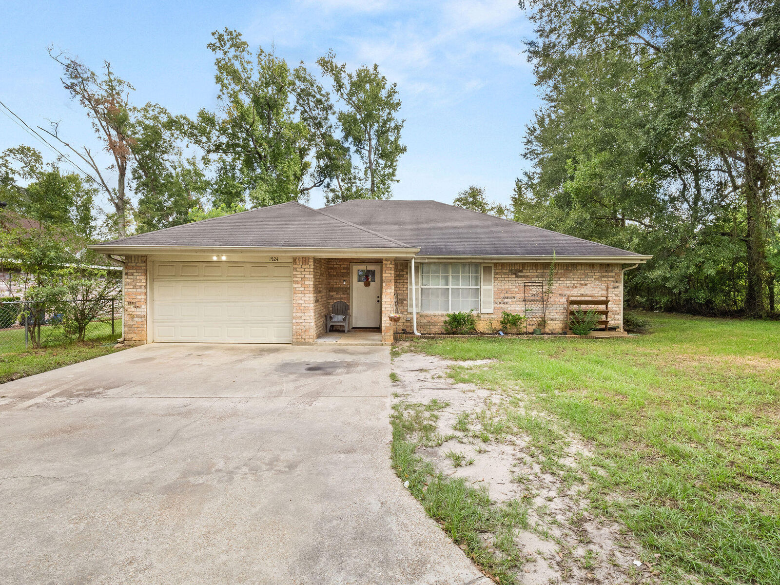 Property Photo:  1524 Maple  LA 70634 
