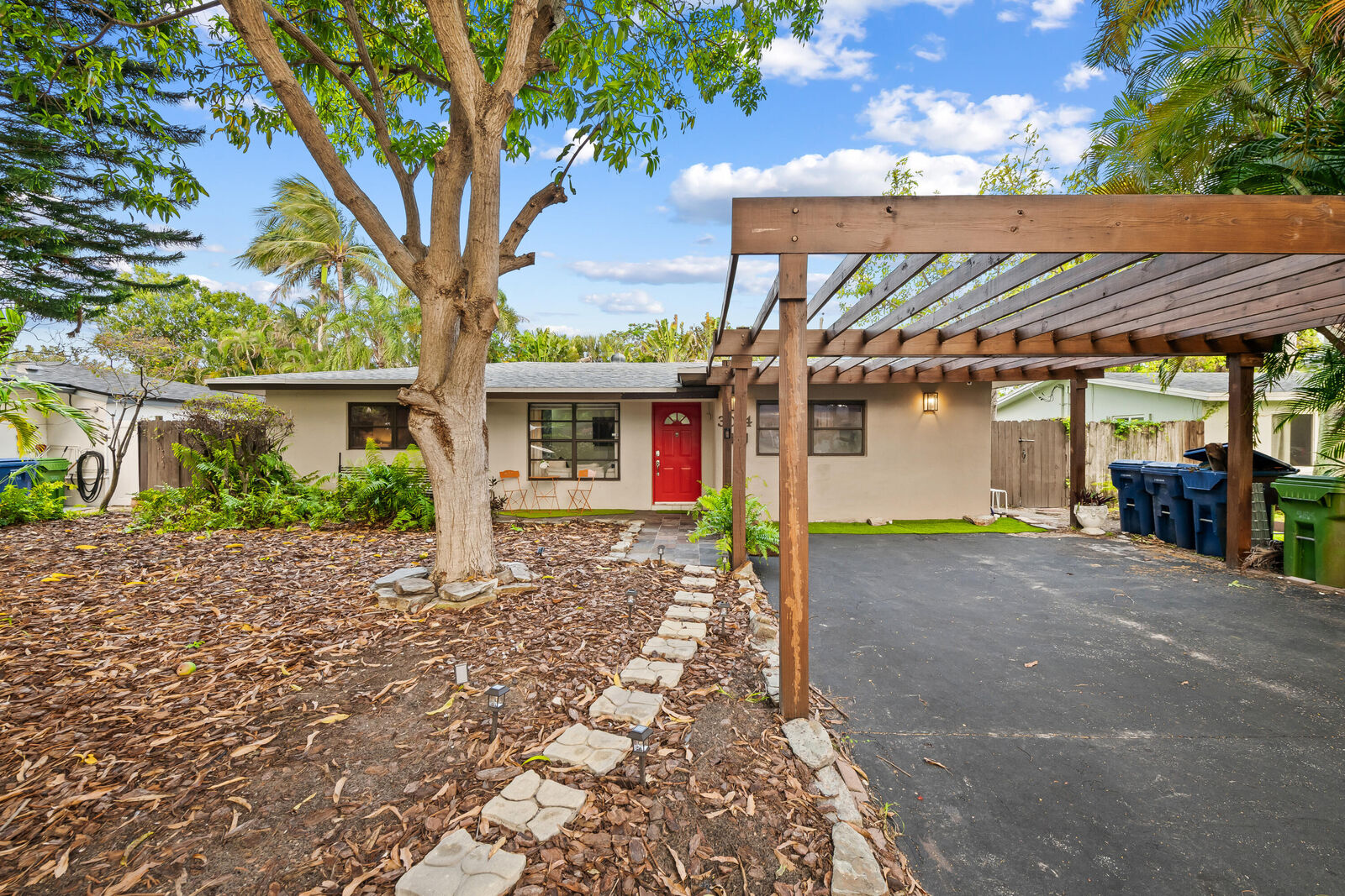 Property Photo:  3024 NE 2nd Terrace  FL 33334 