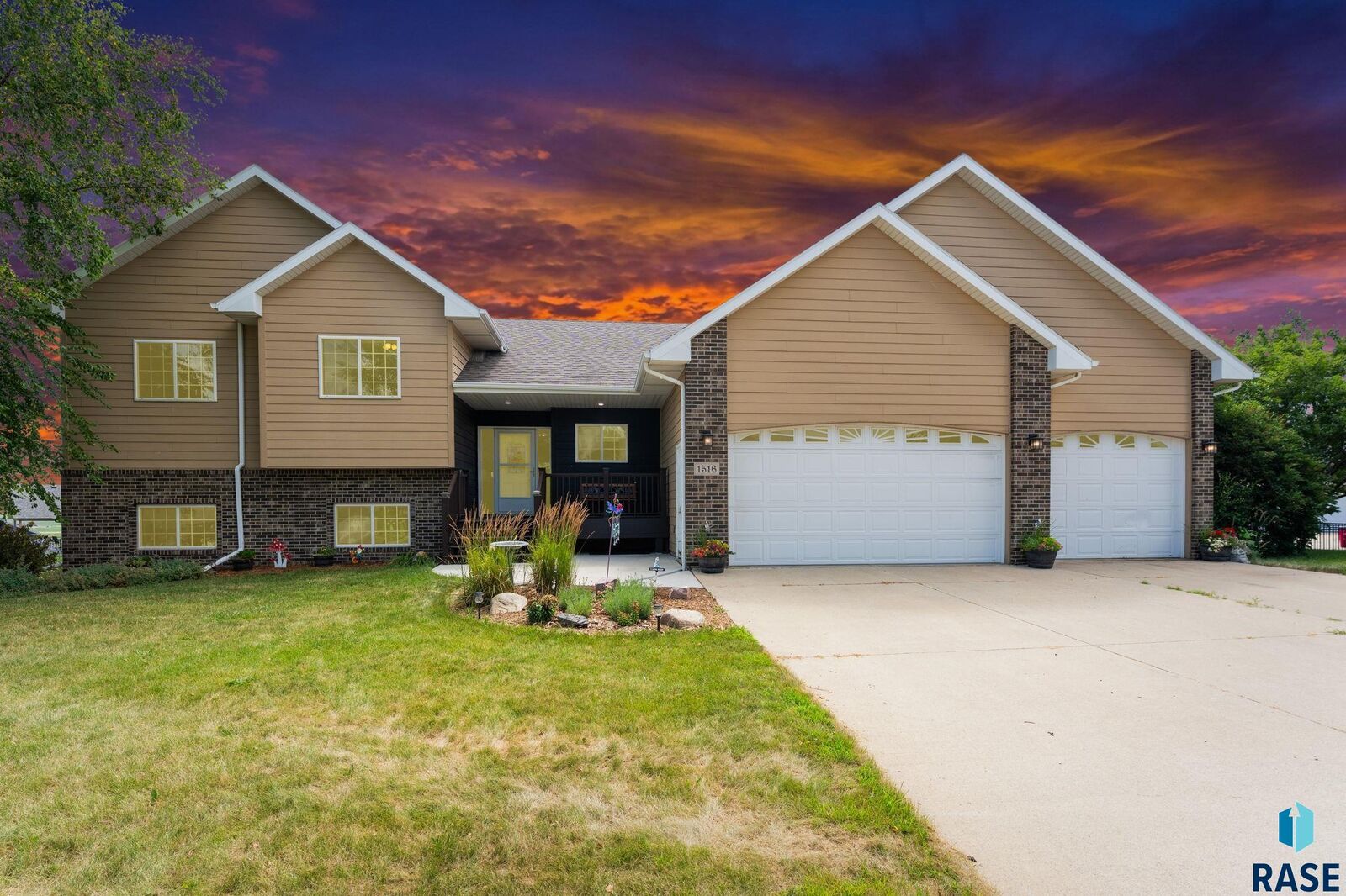 Property Photo: 1516 N Maynard Ln SD 57110