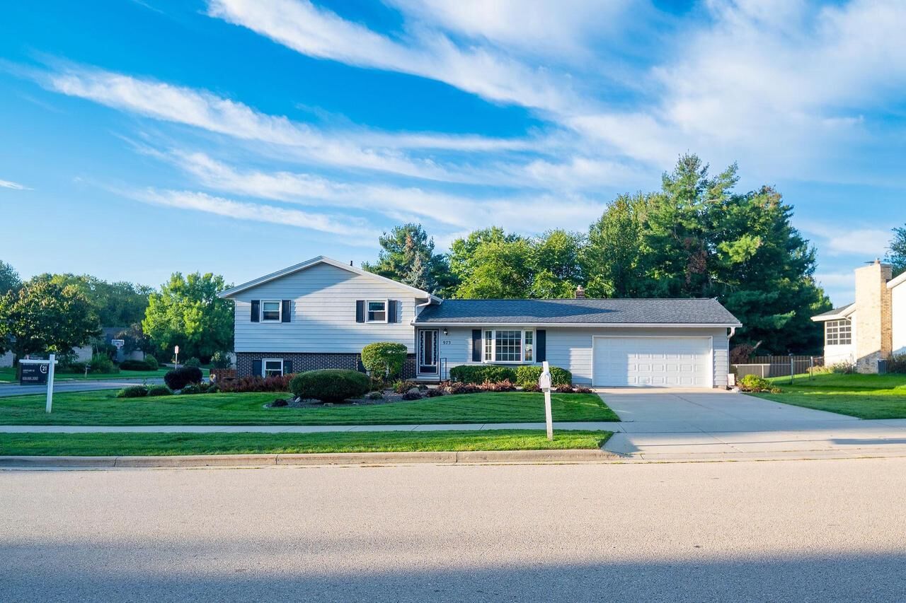 Property Photo:  973 Harvest Lane  WI 53590 