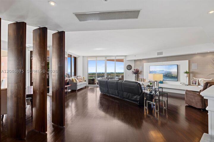 Property Photo: 60 Edgewater Dr 9D FL 33133