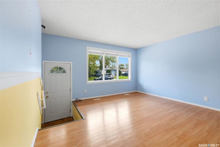 Property Photo:  87 Vernon Crescent  SK S4R 7S8 