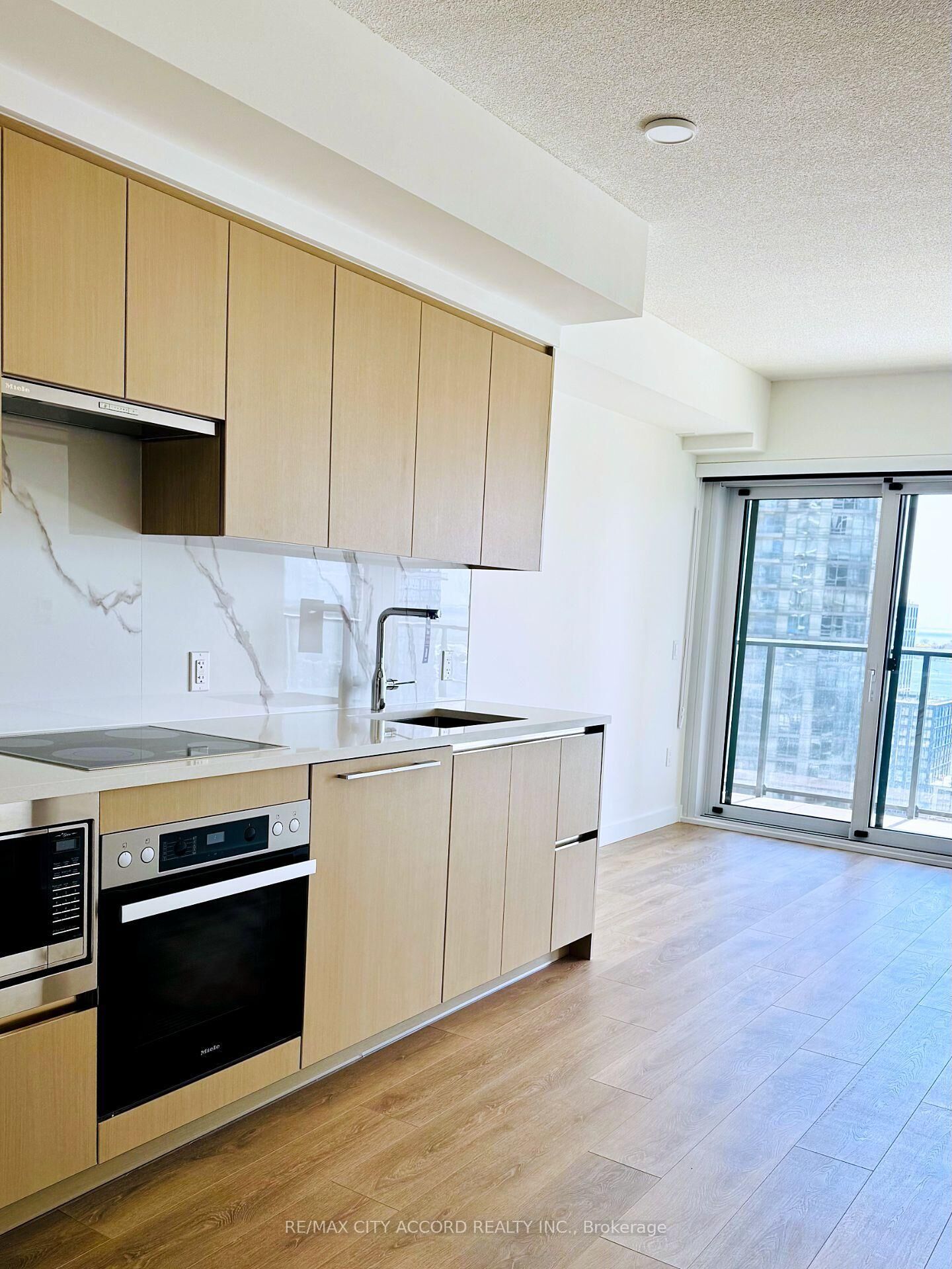 Property Photo:  1 Concord Cityplace Way 1906  ON M5V 0T5 