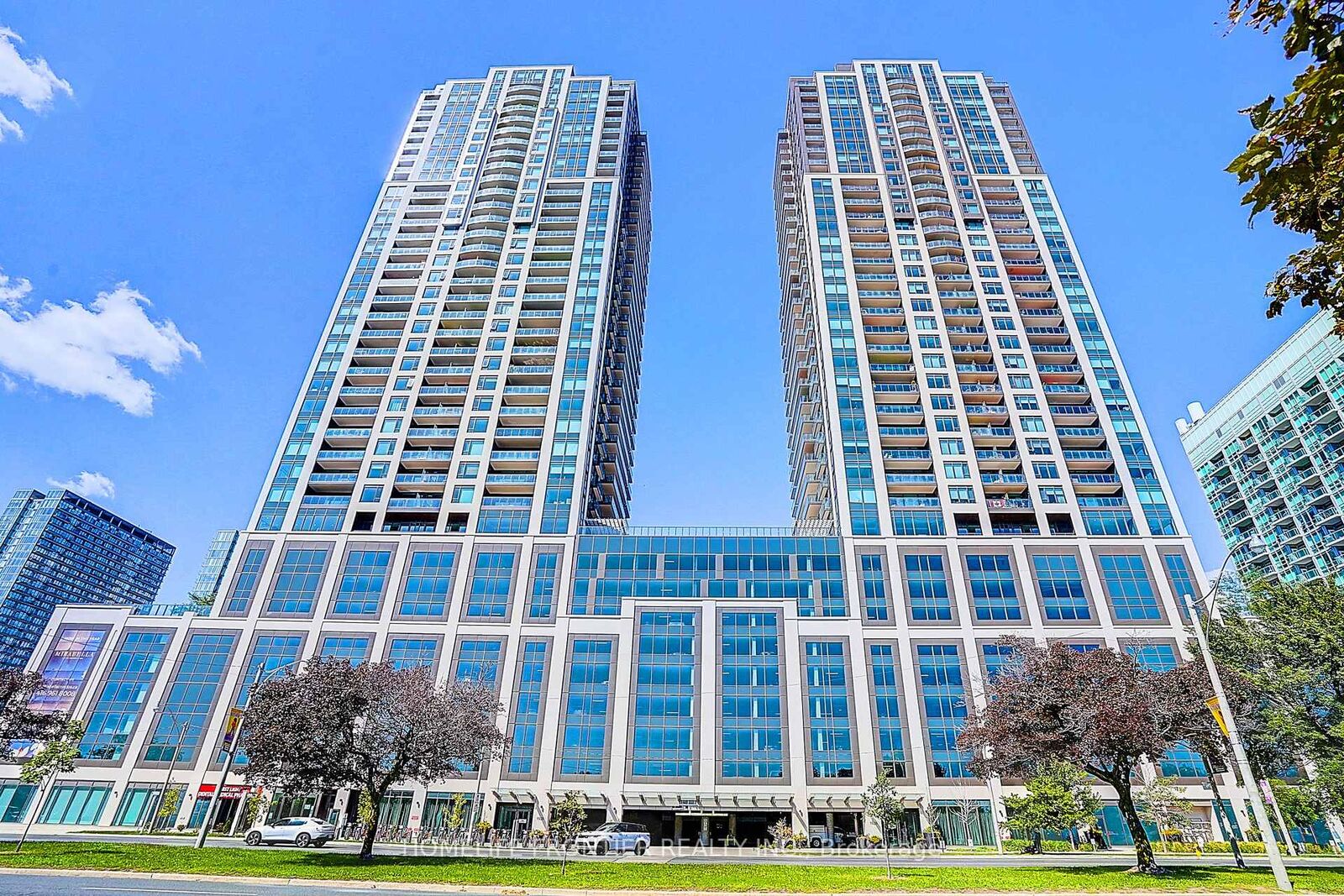 Property Photo:  1928 Lakeshore Boulevard W 2005  ON M6S 0B1 