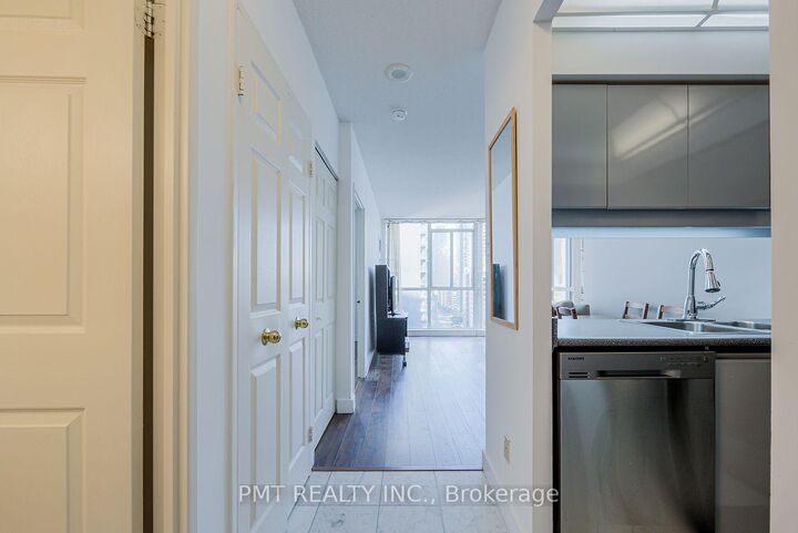 Property Photo: 736 Bay Street 1612 ON M5G 2M4