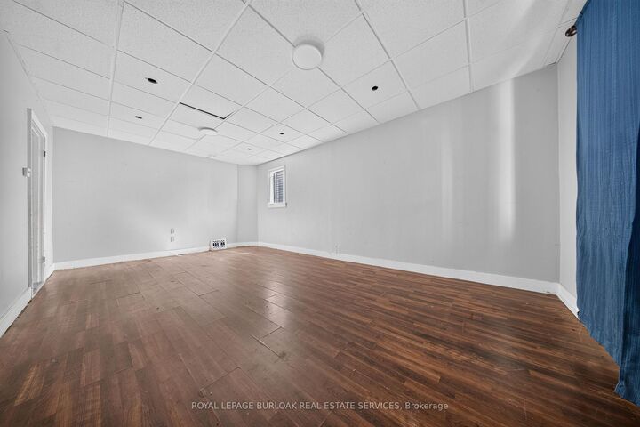 Property Photo:  678 Albert Street W  ON P6A 1C6 