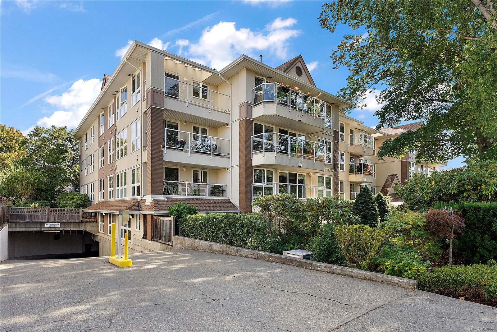 Property Photo:  1501 Richmond Ave #204  BC V8R 4P7 