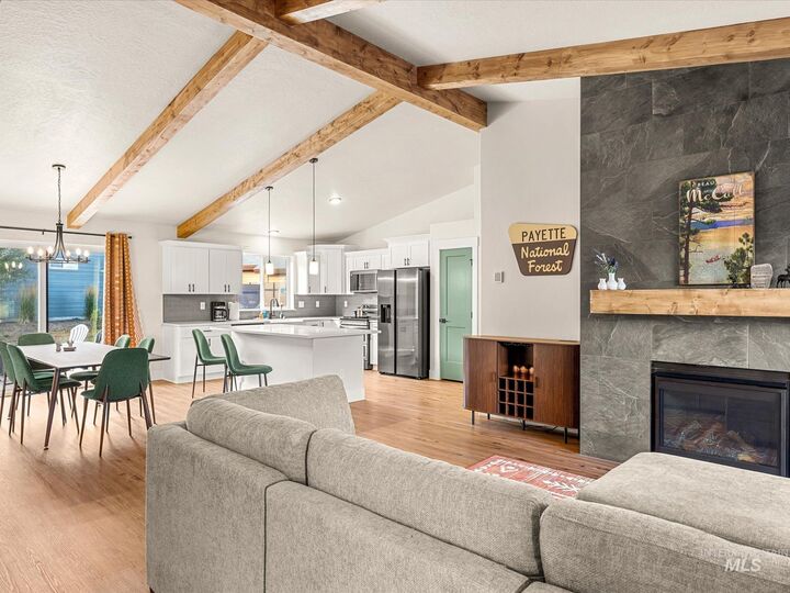 Property Photo: 1100 Mo's ID 83638