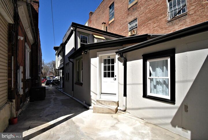 Property Photo:  