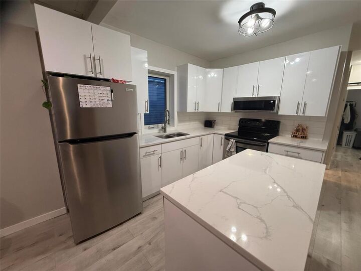 Property Photo:  100 Harbison Avenue  MB R2L 0A1 