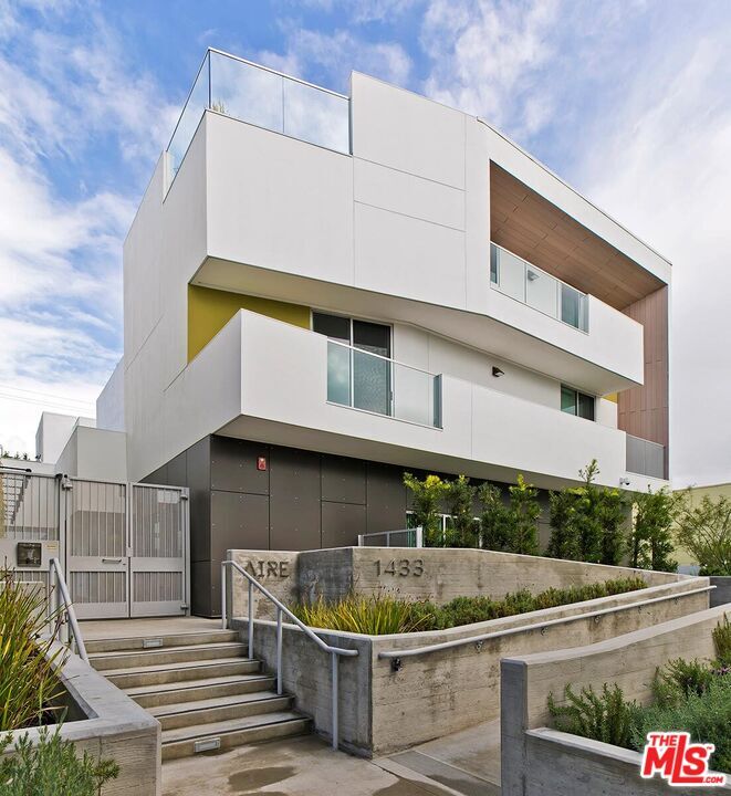 Property Photo: 1433 14th St, Unit 15 CA 90404